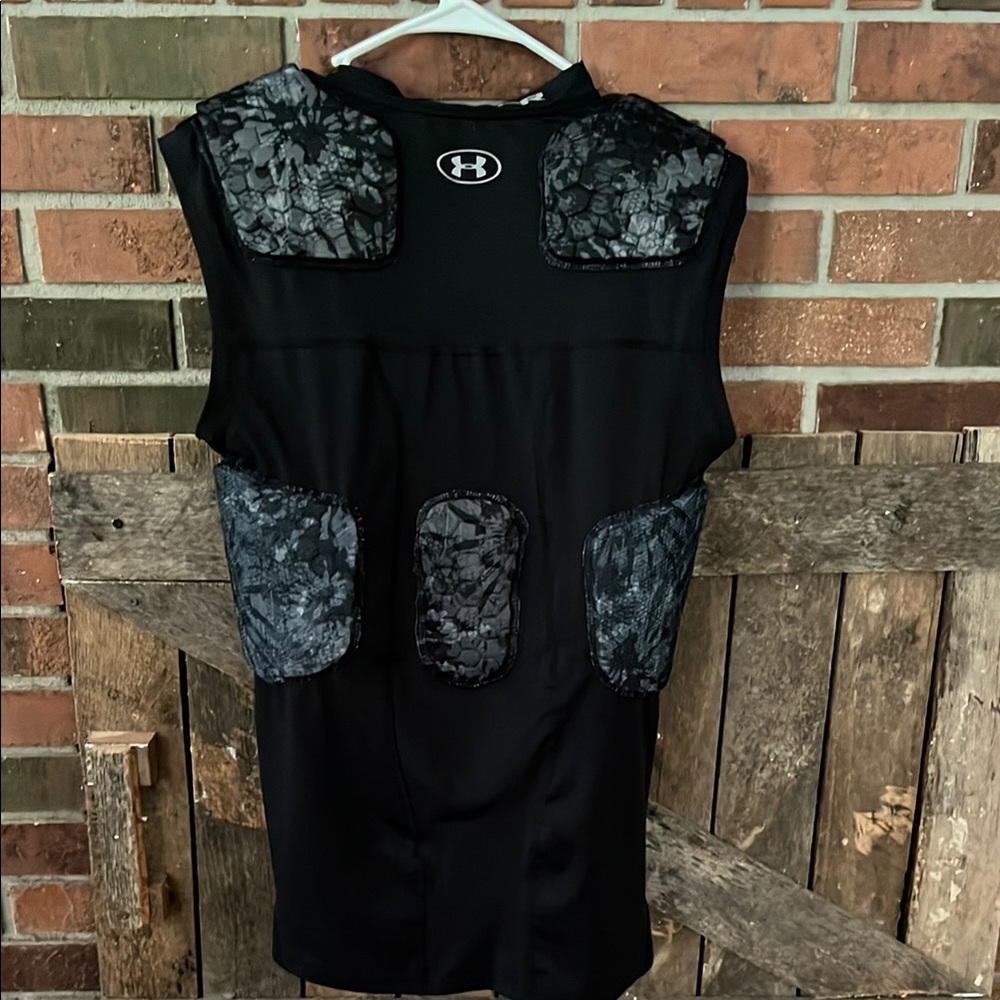 Under Armour Black Sleeveless Top with Patterned Accents - Picture 2 of 6